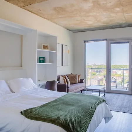 Luxury Studio Apt Near Brady St With Balcony And Lake View